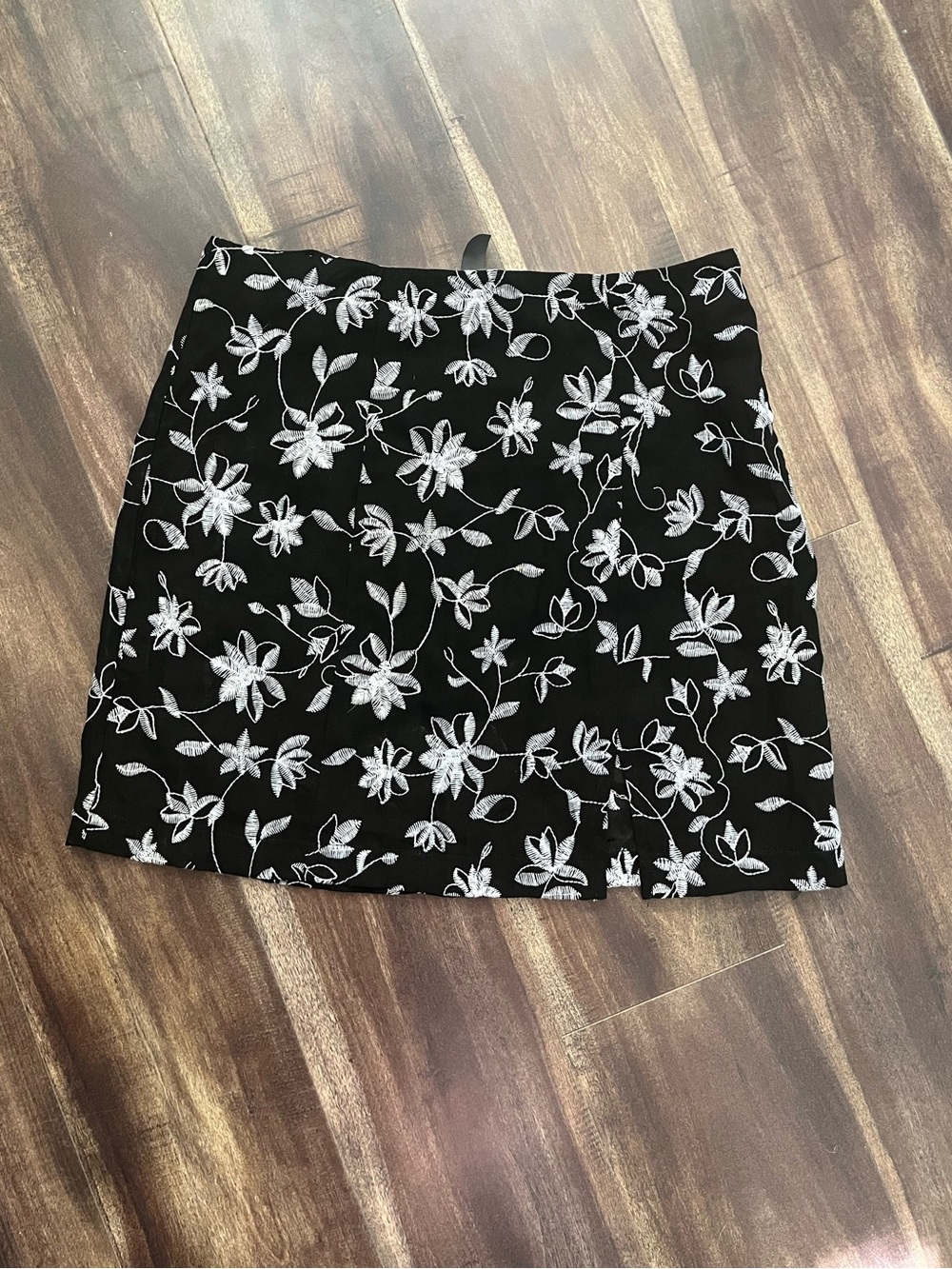 Black Floral Embroidered Mini Skirt size M